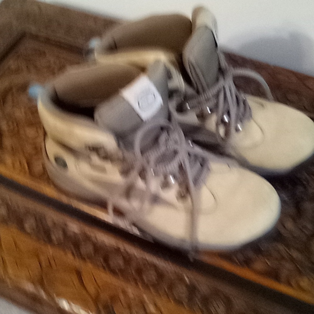 Women's Timberland Hikers, Size 8M - Picture 4 of 5